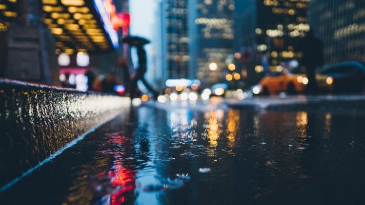 611702-taxi-rain-street-bokeh-car-water-macro-blurred-cityscape-748x421